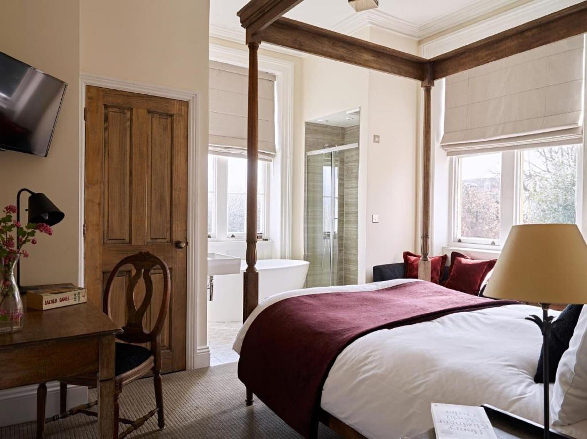 Cotswold Grange Bed & Breakfast Cheltenham Luaran gambar A bedroom at The Swan Hotel
