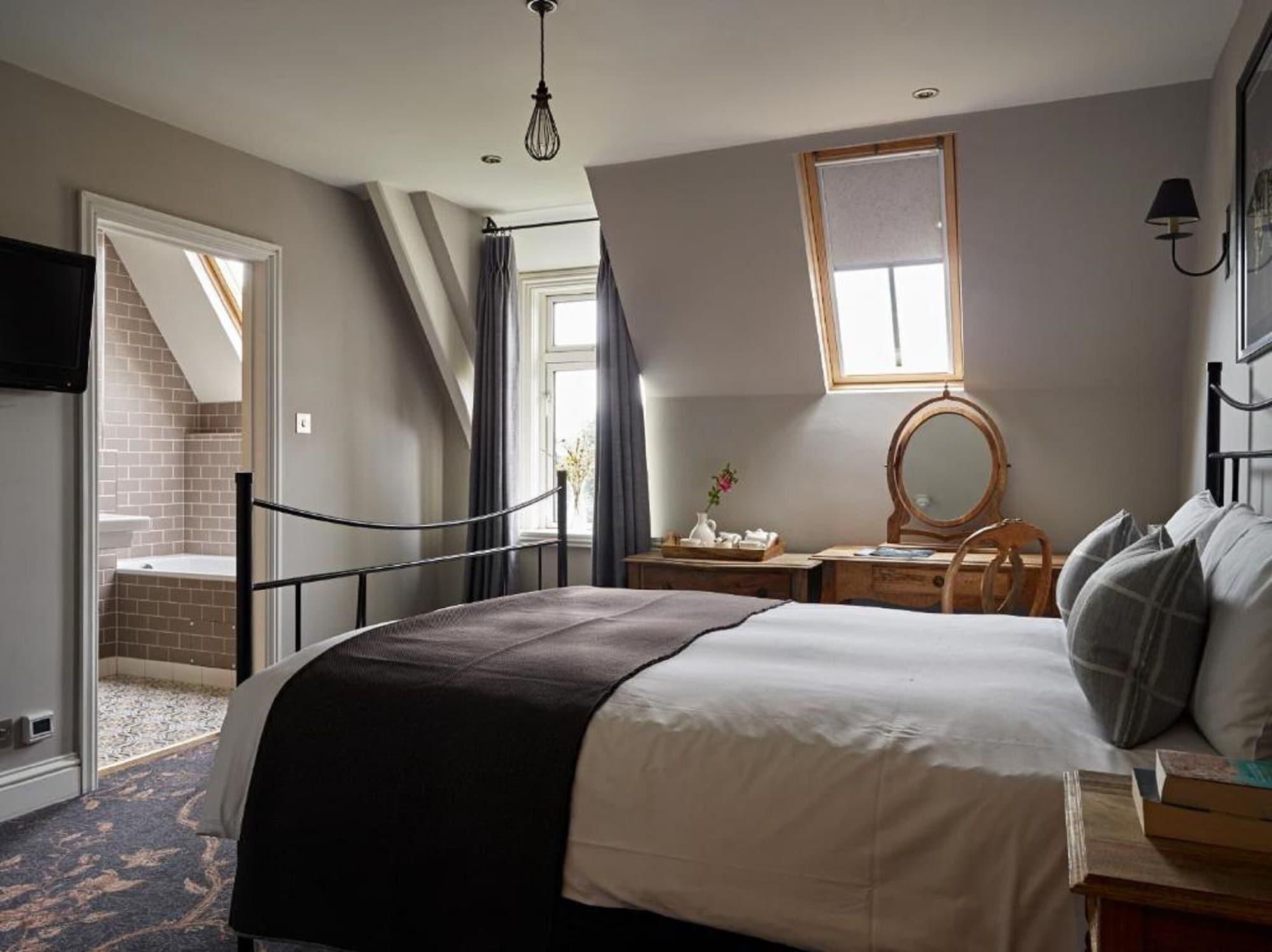 Cotswold Grange Bed & Breakfast Cheltenham Luaran gambar A bedroom at The Old Bank Hotel
