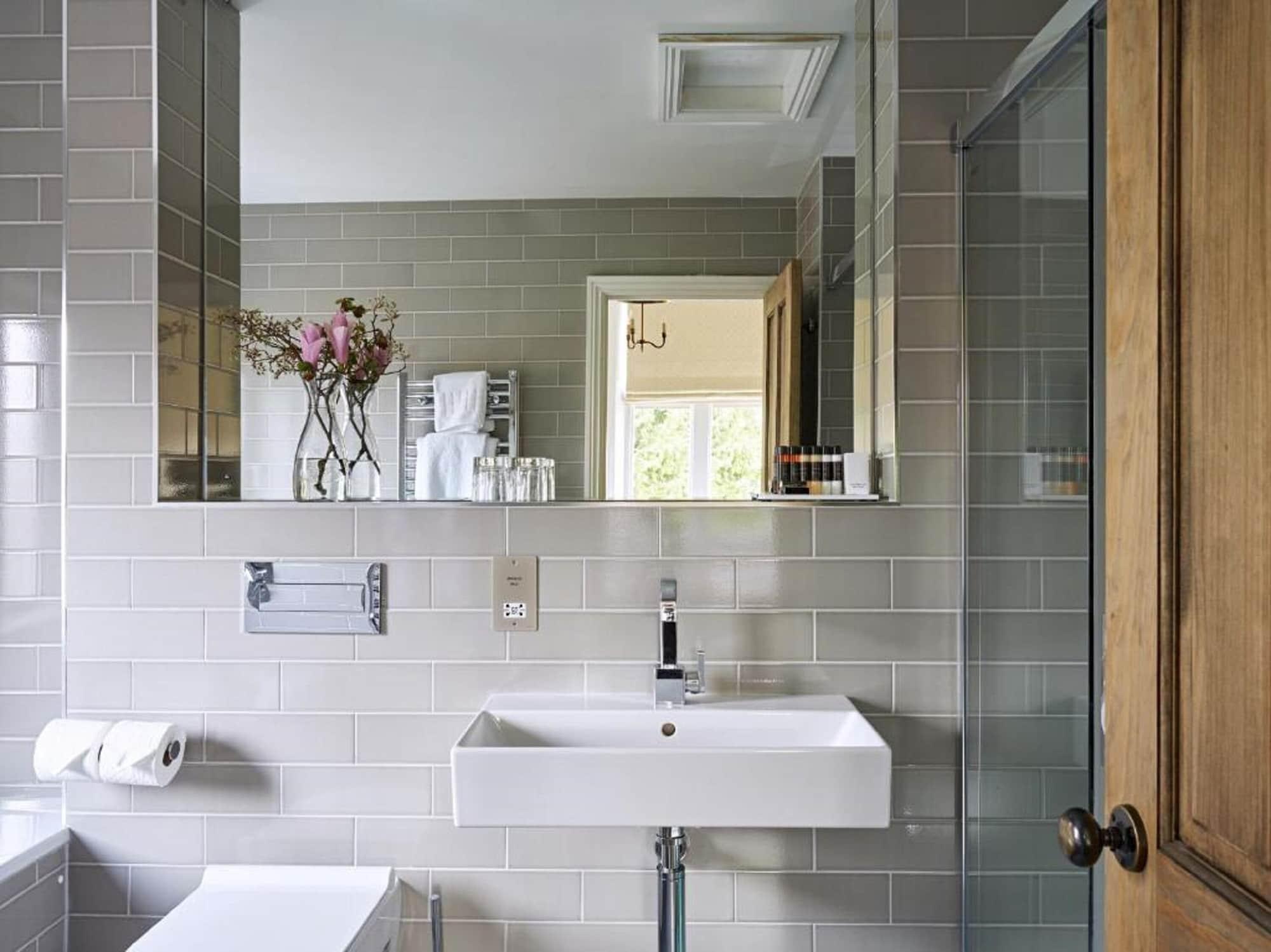 Cotswold Grange Bed & Breakfast Cheltenham Luaran gambar Bathroom with subway tiles