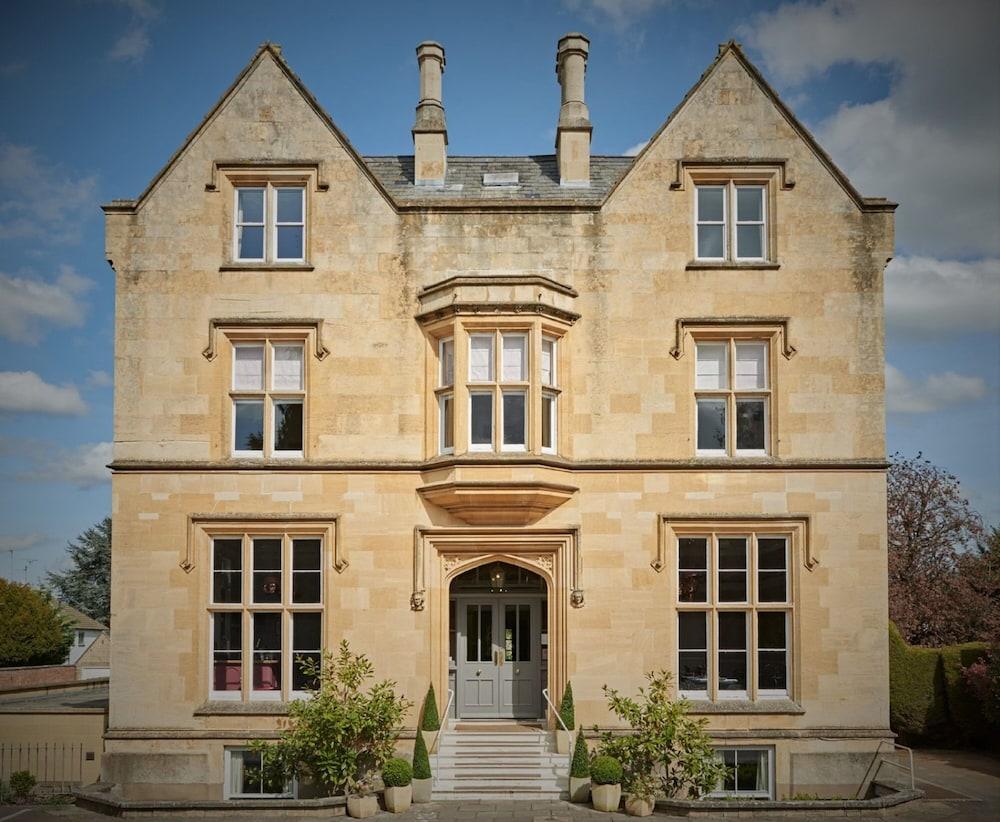Cotswold Grange Bed & Breakfast Cheltenham Luaran gambar The main entrance of the school