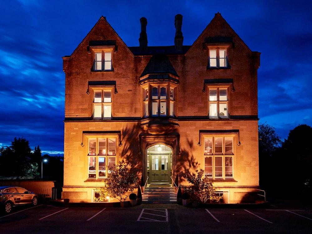 Cotswold Grange Bed & Breakfast Cheltenham Luaran gambar The Old Rectory, at night