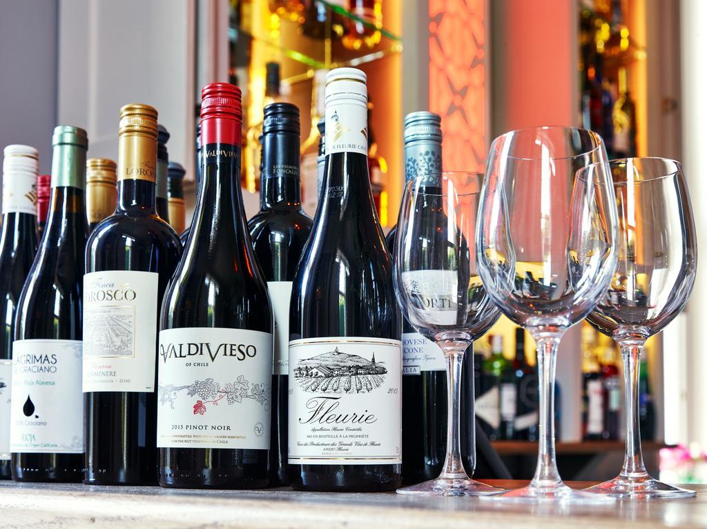 Cotswold Grange Bed & Breakfast Cheltenham Luaran gambar Wine bottles