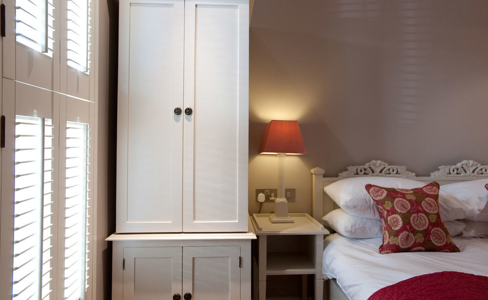 Cotswold Grange Bed & Breakfast Cheltenham Luaran gambar A bedroom at the hotel