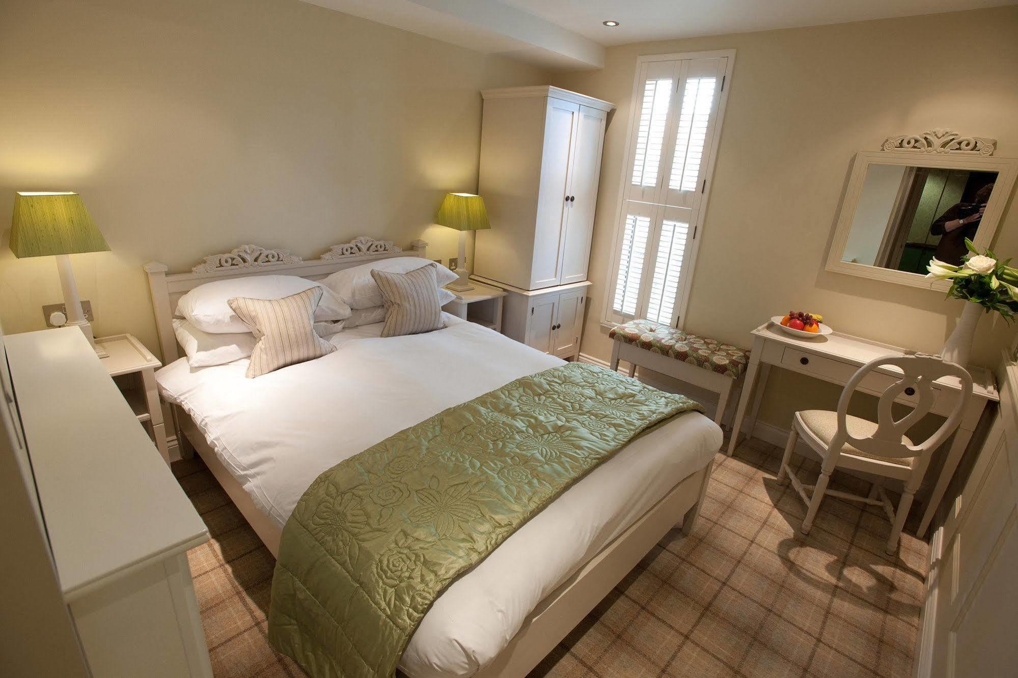 Cotswold Grange Bed & Breakfast Cheltenham Luaran gambar A bedroom at The Old Vicarage