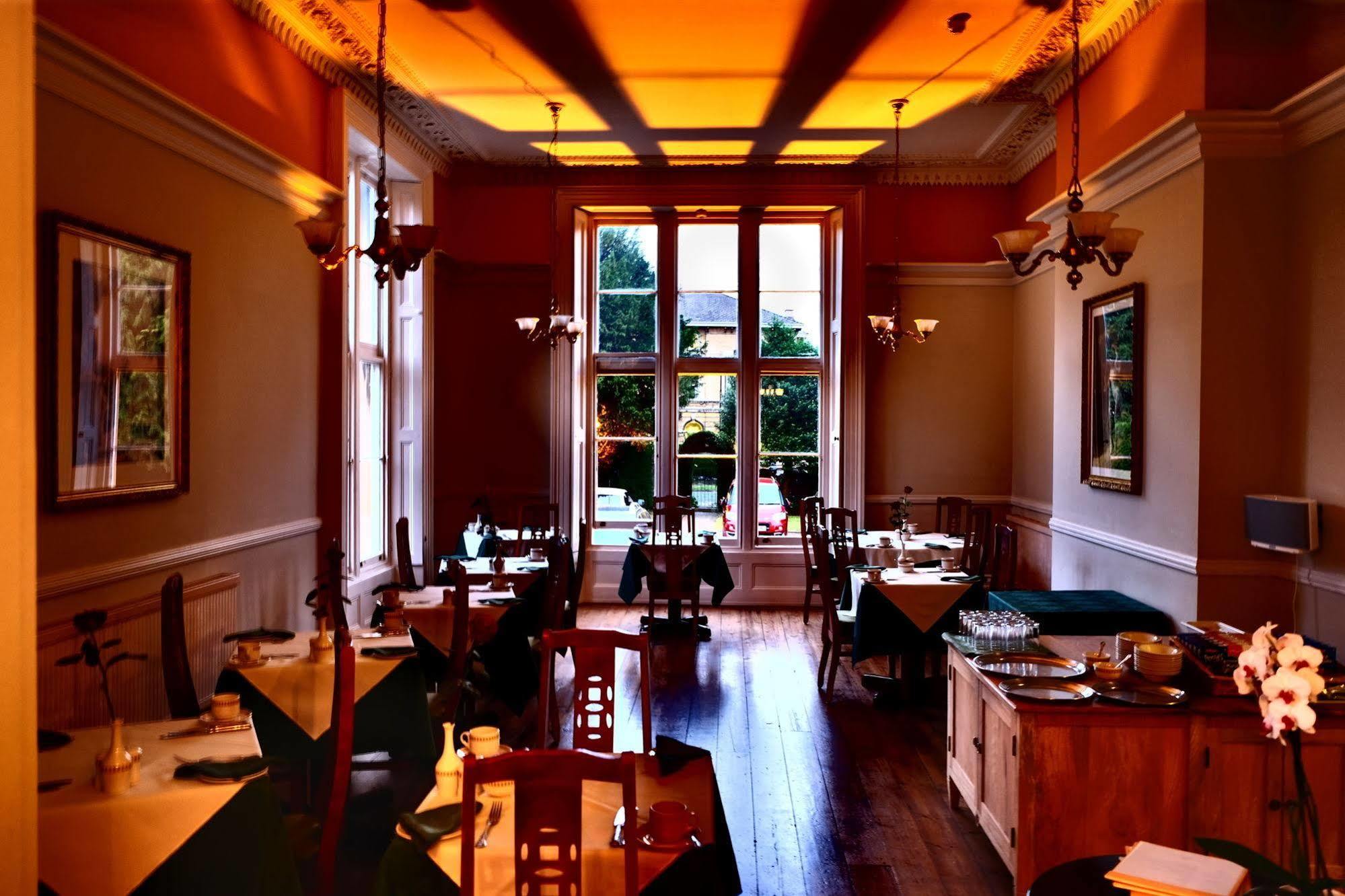 Cotswold Grange Bed & Breakfast Cheltenham Luaran gambar The restaurant at the 1886 Crescent Hotel