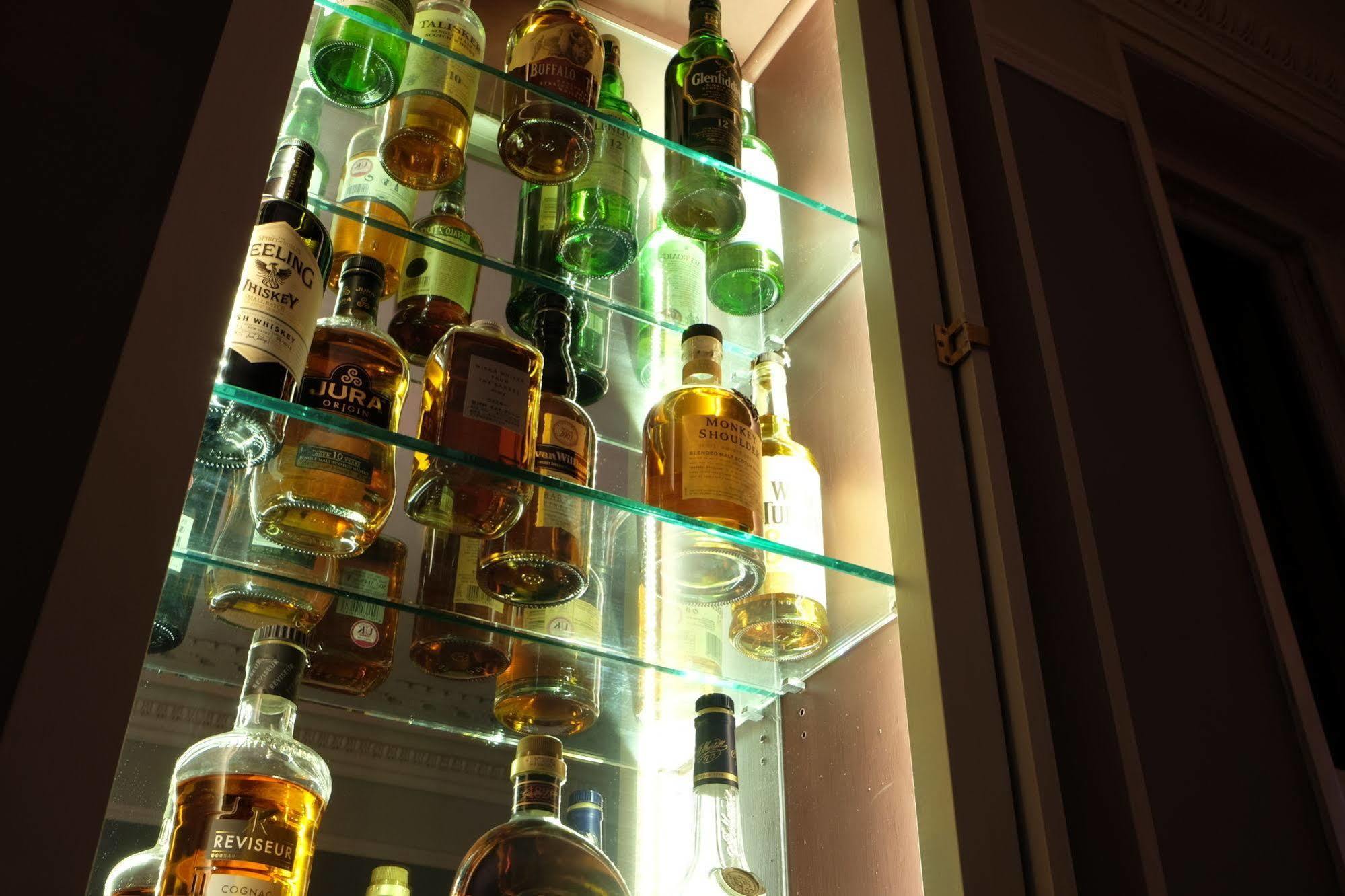 Cotswold Grange Bed & Breakfast Cheltenham Luaran gambar A selection of Scotch whiskies