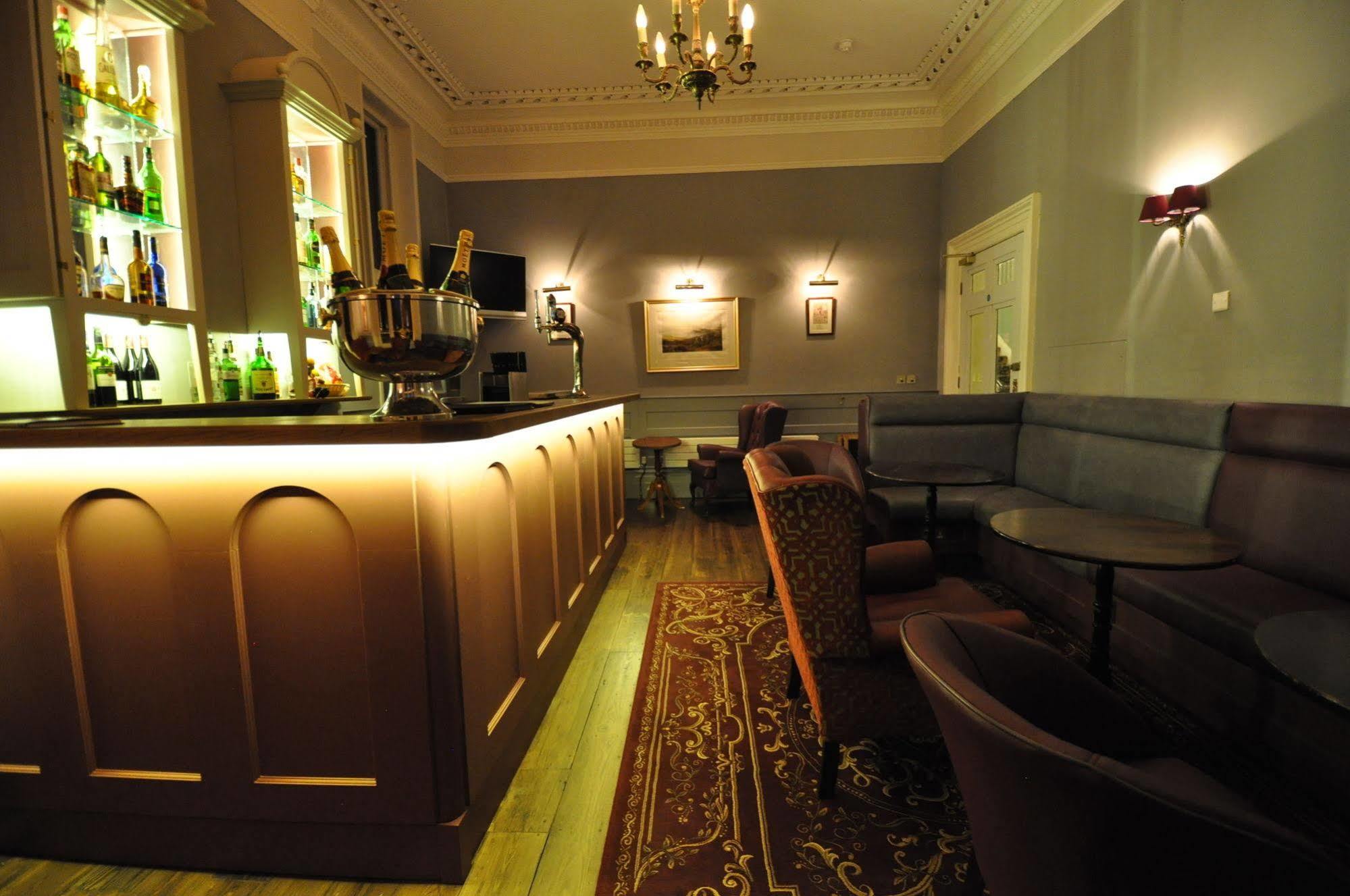 Cotswold Grange Bed & Breakfast Cheltenham Luaran gambar The bar at the hotel