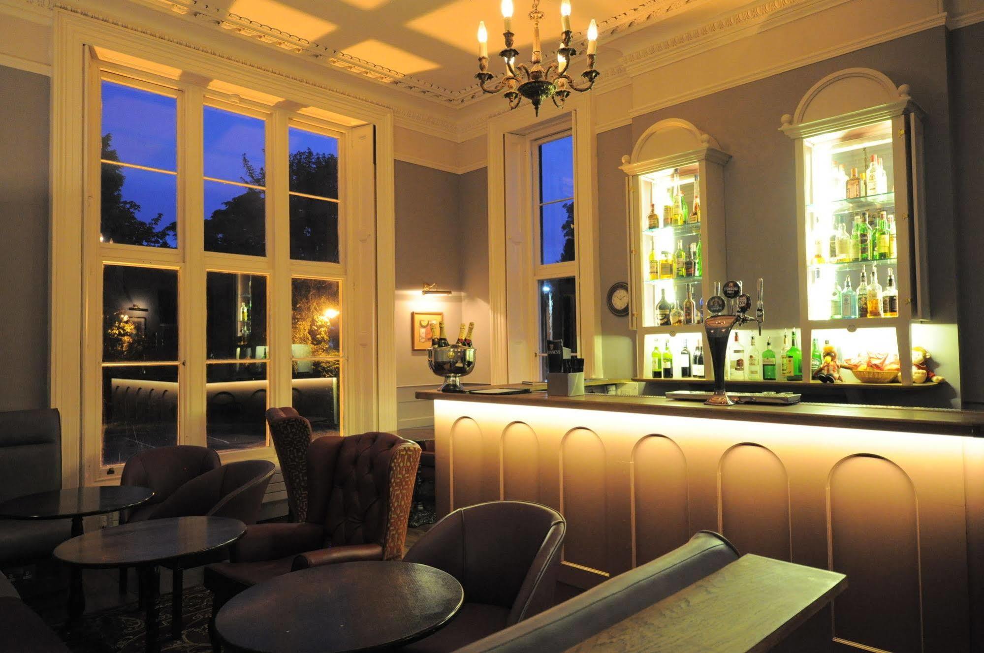 Cotswold Grange Bed & Breakfast Cheltenham Luaran gambar The bar at the hotel