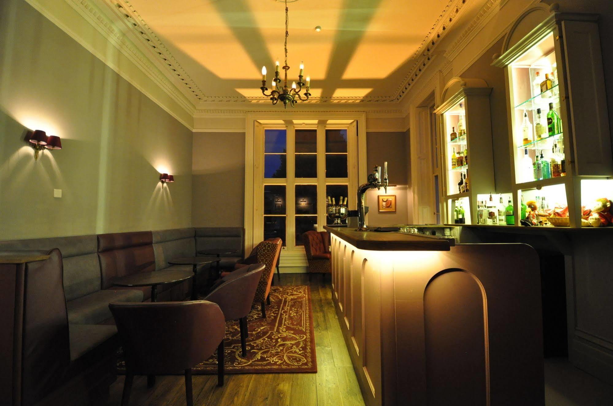Cotswold Grange Bed & Breakfast Cheltenham Luaran gambar The bar at the 2007–2011 premises
