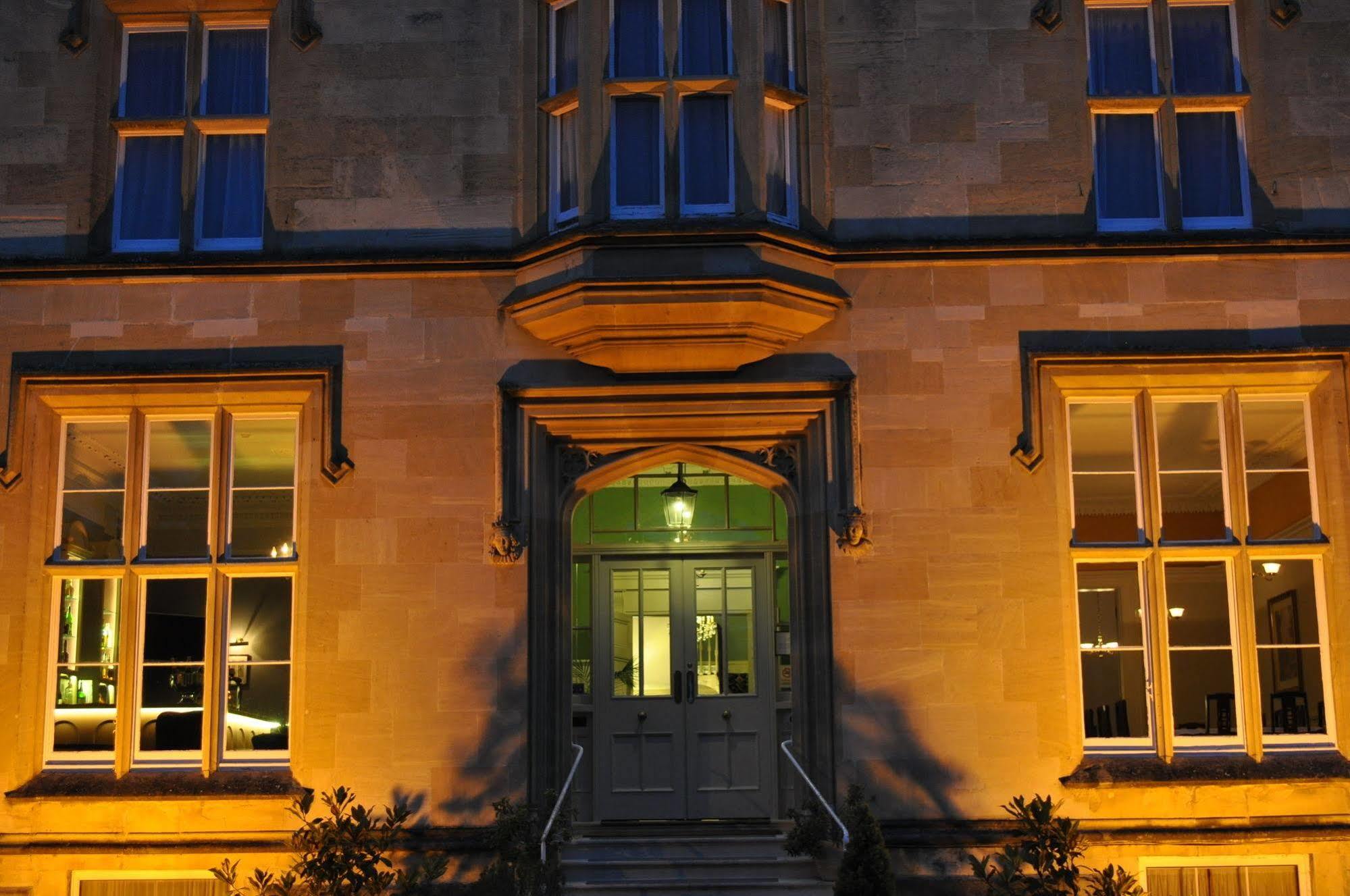 Cotswold Grange Bed & Breakfast Cheltenham Luaran gambar The entrance to the main building